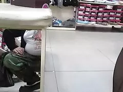 赤いペニーレミーラクロワは、それらに小さな穴をカットしました。 女性 でも 安心 アダルト ビデオ