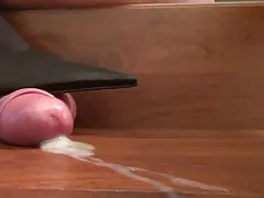 女の子はキッチンで犯され、近くの食べ物を調理する 人妻 安心 動画